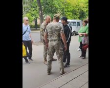 Мобилизация ногами и кулаками: в Харькове ТЦК совсем озверели. Видео