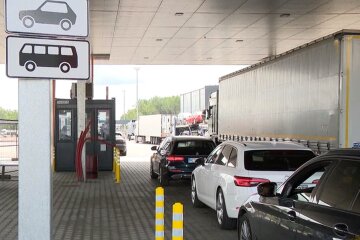 Автомобили на границе. Фото: скриншот YouTube-видео