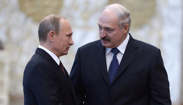 Лукашенко отличился на встрече с Путиным: необычный подарок поставил на уши весь интернет