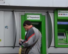 В ПриватБанке рассказали, как украинцы тратят деньги в карантин. Фото: скрин youtube