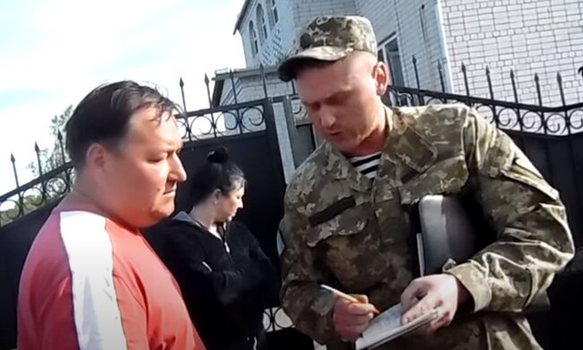 Вручение повестки. Фото: скриншот YouTube-видео