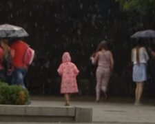 Влітку дощ. Фото: скріншот YouTube-відео
