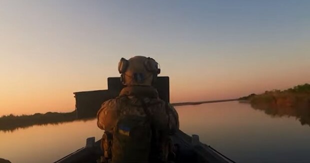Військовий ЗСУ на човні. Фото: скріншот YouTube-відео