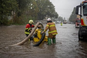 В Одессе из-за дождя маршрутки и авто уходят под землю, жилые дома рассыпаются - фото и видео