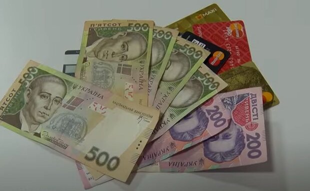 Гроші та банківські картки. Фото: скріншот YouTube-відео