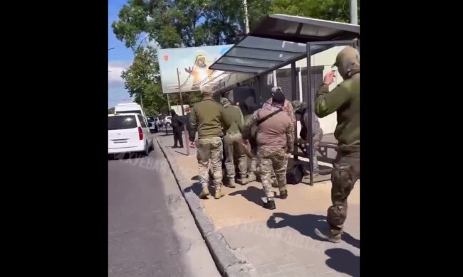 Силовая мобилизация: одесские ТЦКашники задули маршрутку газом и перегрузили "уклонистов" кулаками в бусик - видео