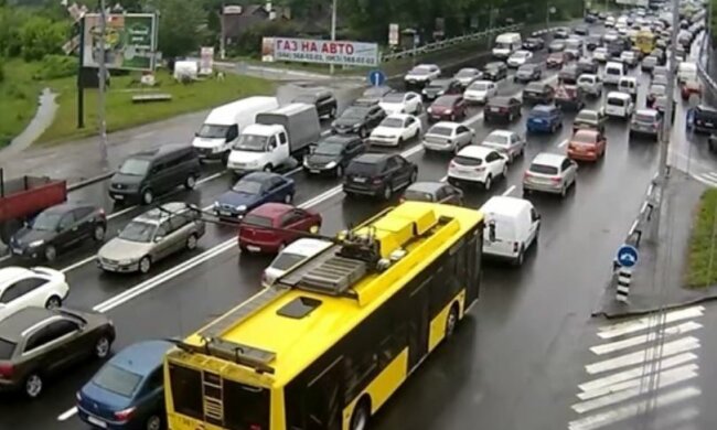 Будьте осторожнее на дорогах: в Киеве перекроют несколько улиц, подробности