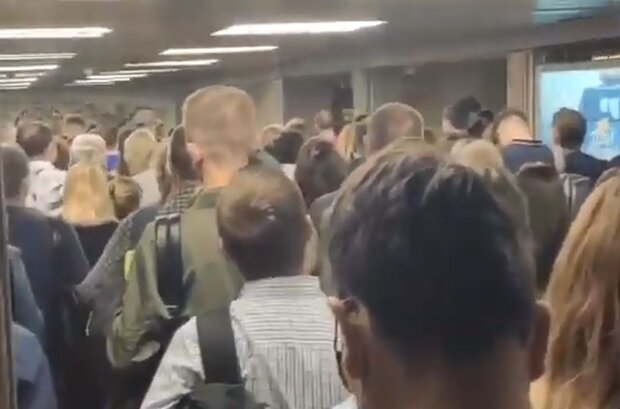 Люди в метро. Фото: скріншот YouTube-відео