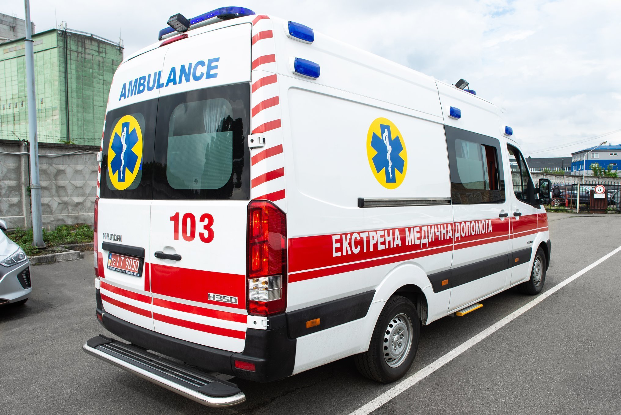 Скорый называться. Hyundai h350 Ambulance. Машины скорой помощи Украины. Украинские машины скорой помощи. Швидка допомога.