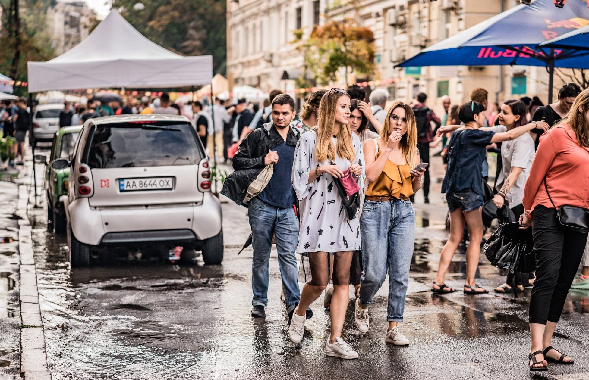 Умная улица. Киевляне летом фото.