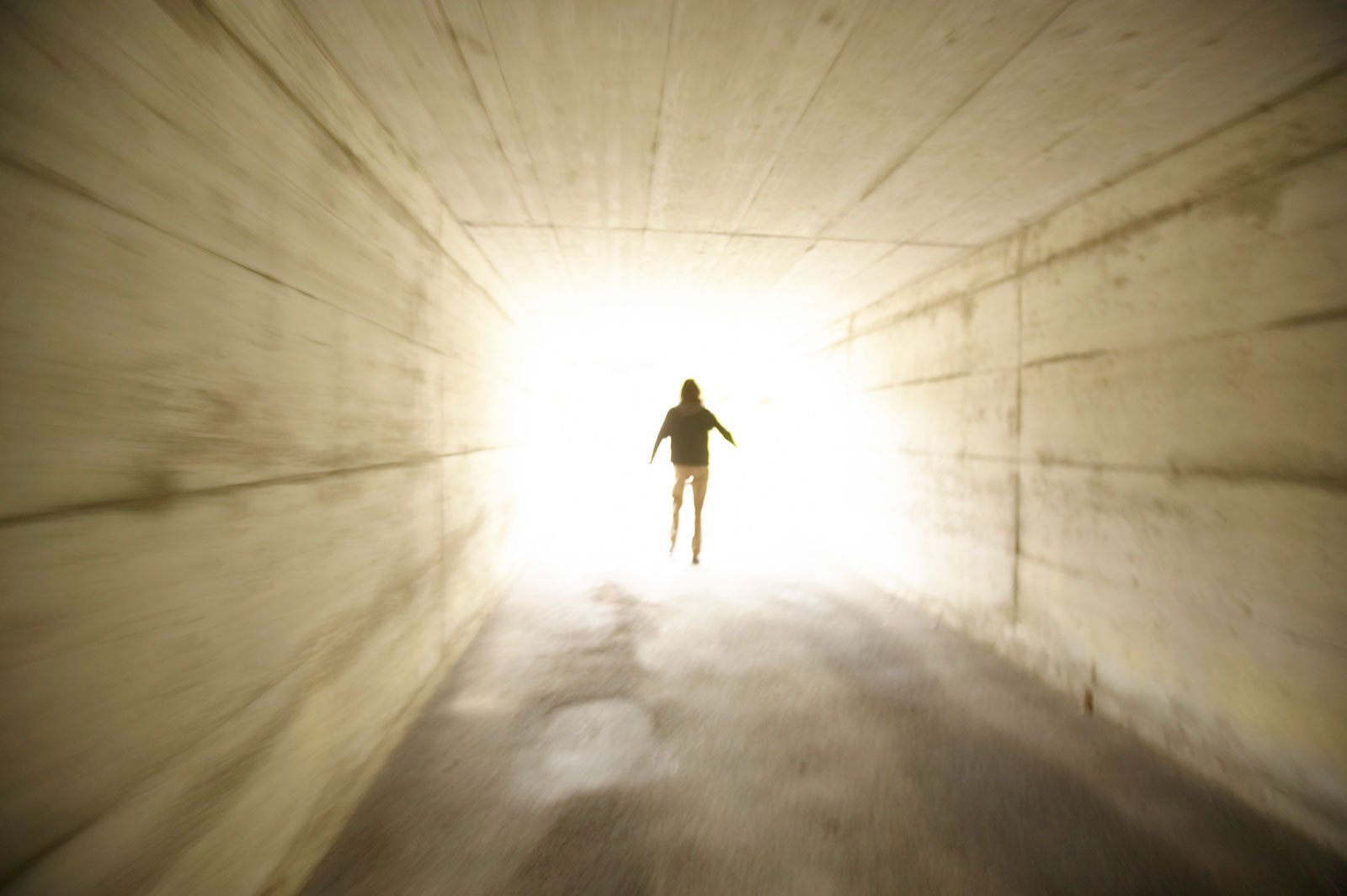 Что происходит с душой через. Свет после смерти. Свет в конце тоннеля. Человек идет на свет. Свет в конце туннеля после смерти.