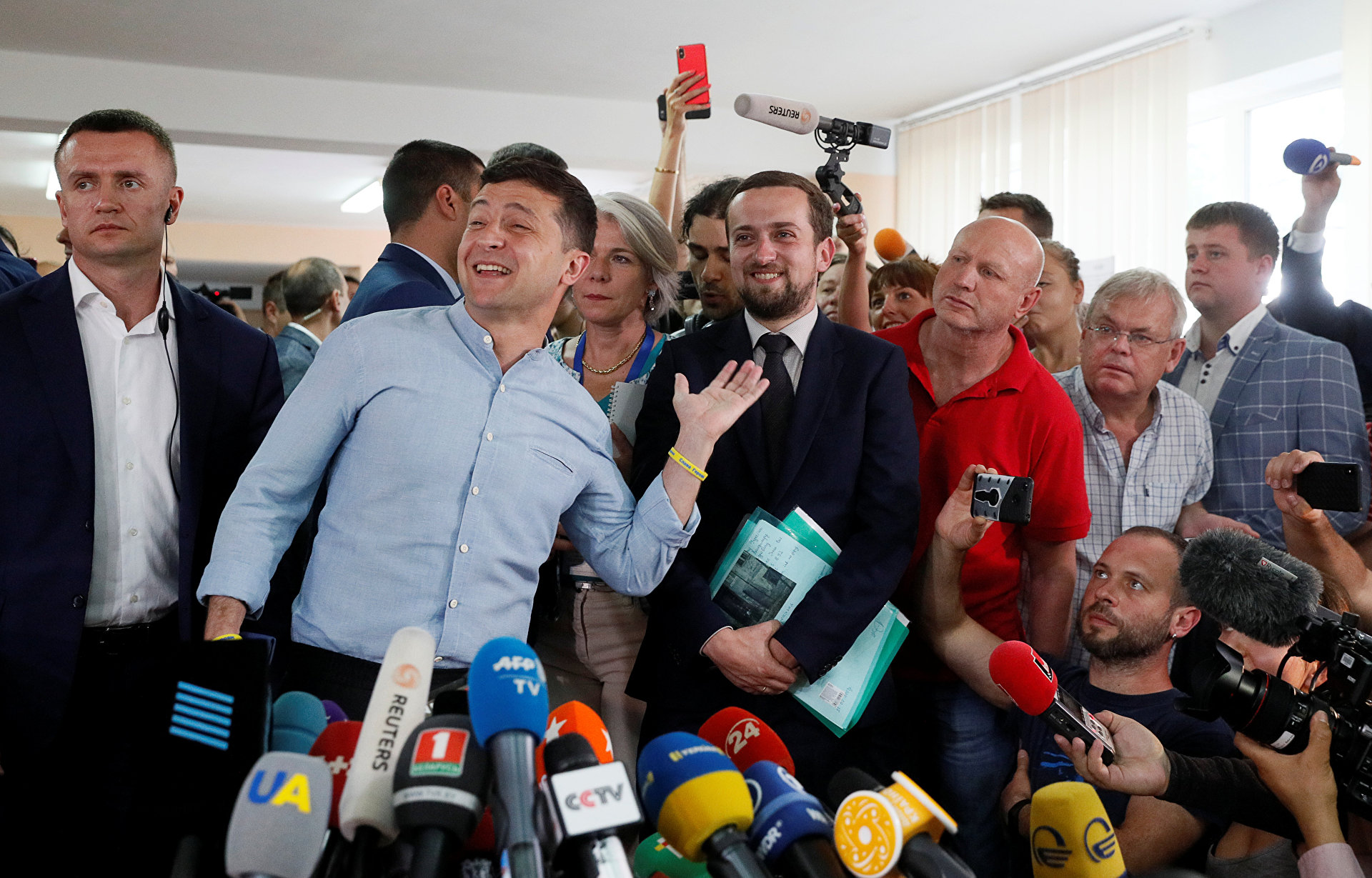 Последние новости украинской политики. Партия Зеленского. Слуга народа партия. Зеленский выборы 2019. Президентской партии «слуга народа».