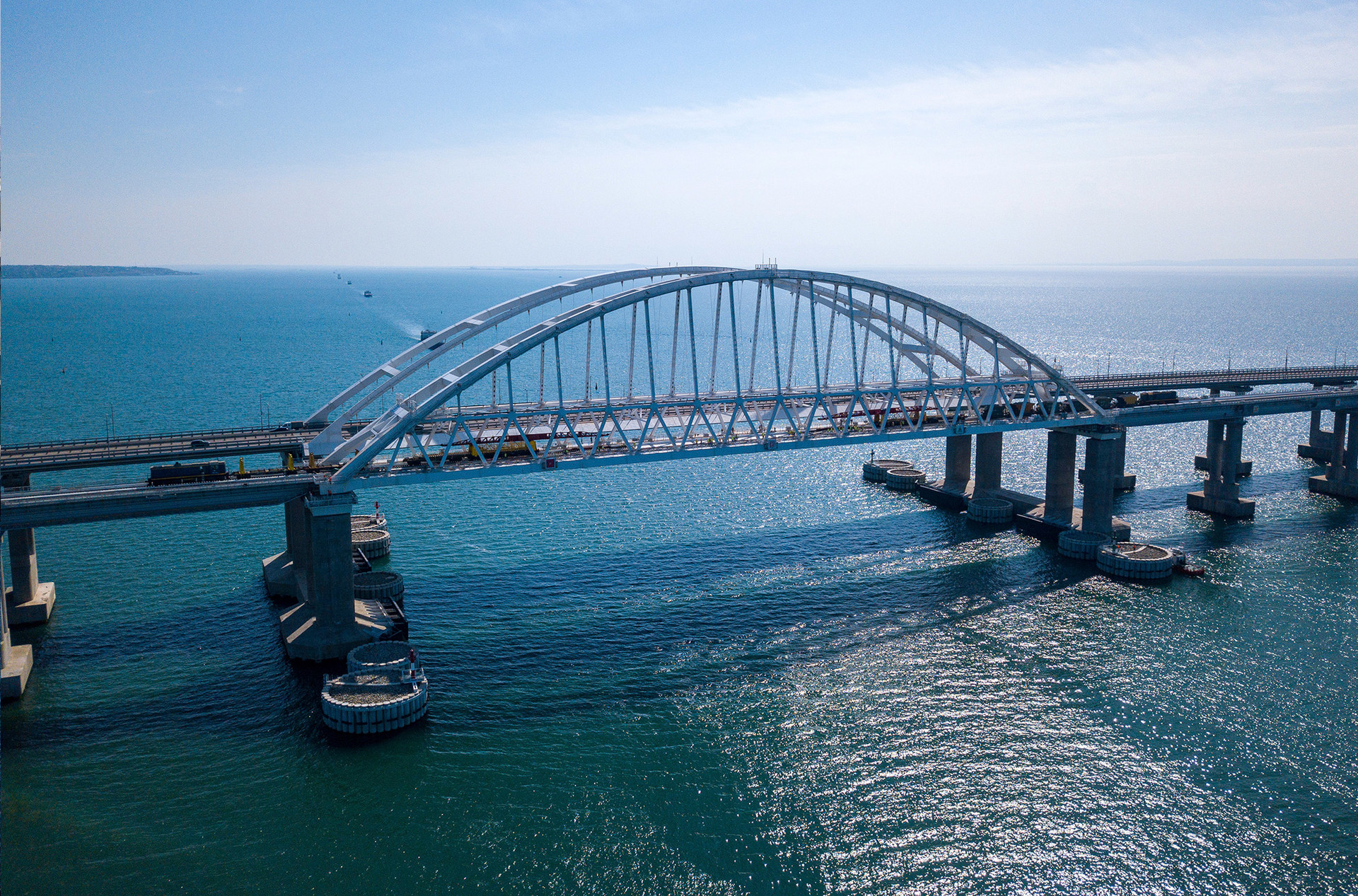 Крымский мост расположен. Мост через Керченский пролив. Крымский (Керченский) мост. Мост Керченский пролив. Мост в Крыму через Керченский пролив.