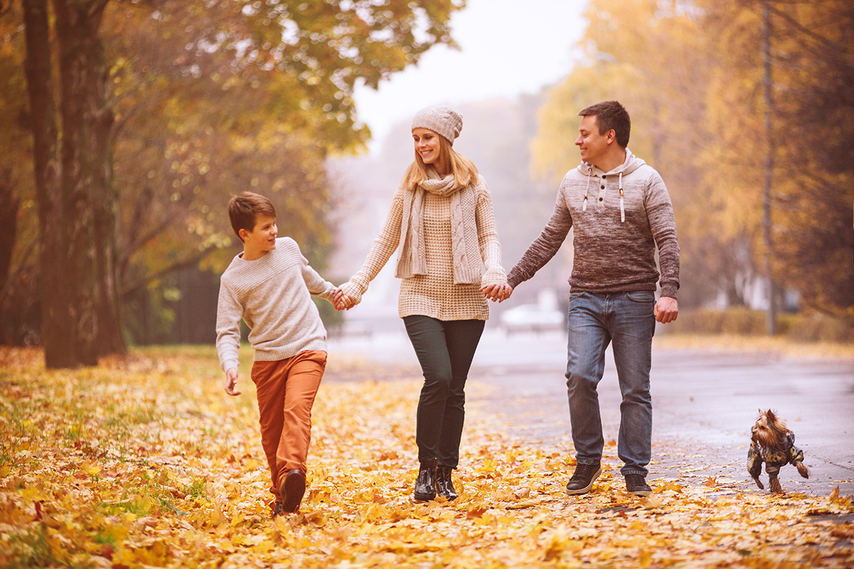 Жизнь людей осень. Прогулка в парке. Семья на прогулке. Осенняя фотосессия. Семья на прогулке осенью.