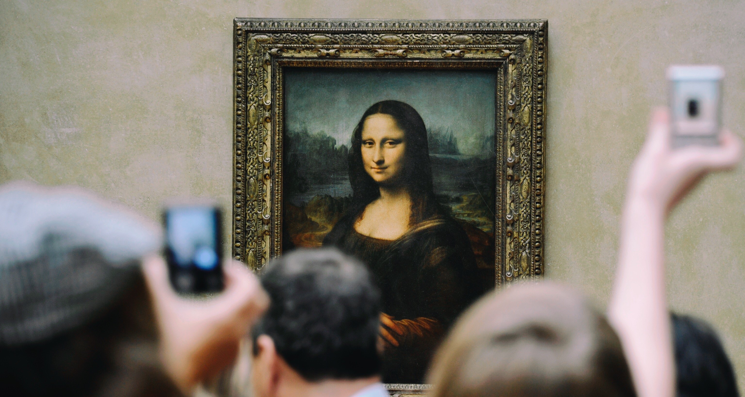 Перед какой картиной. Картина Мона Лиза оригинал находится в музее. Лувр Мона Лиза Леонардо да Винчи. Лувр Париж Джоконда. Лувр какая картина висит напротив моны Лизы.