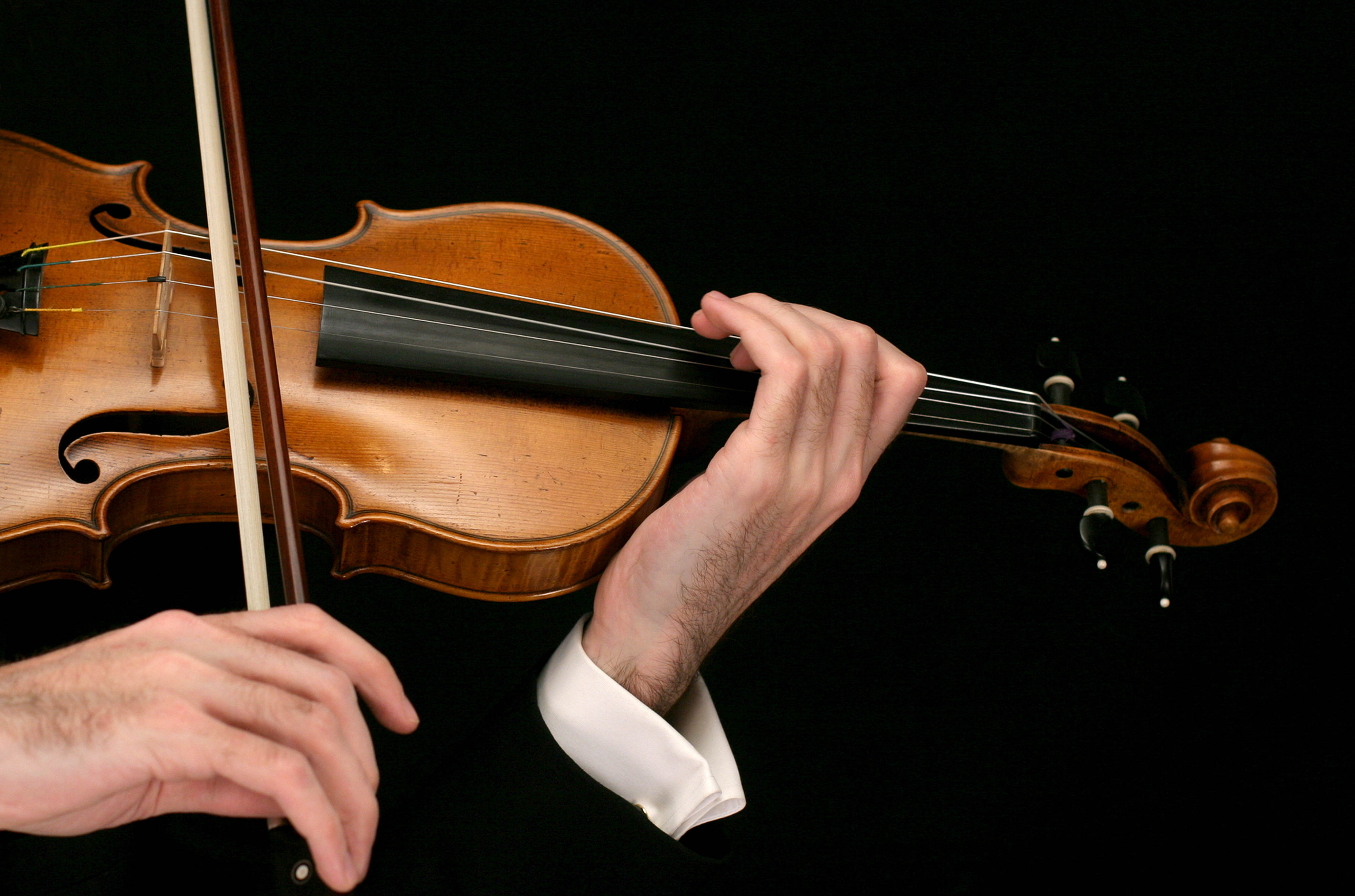 Постановка скрипки. Руки скрипача. Скрипка в руках. Игра на скрипке. Смычок для скрипки.