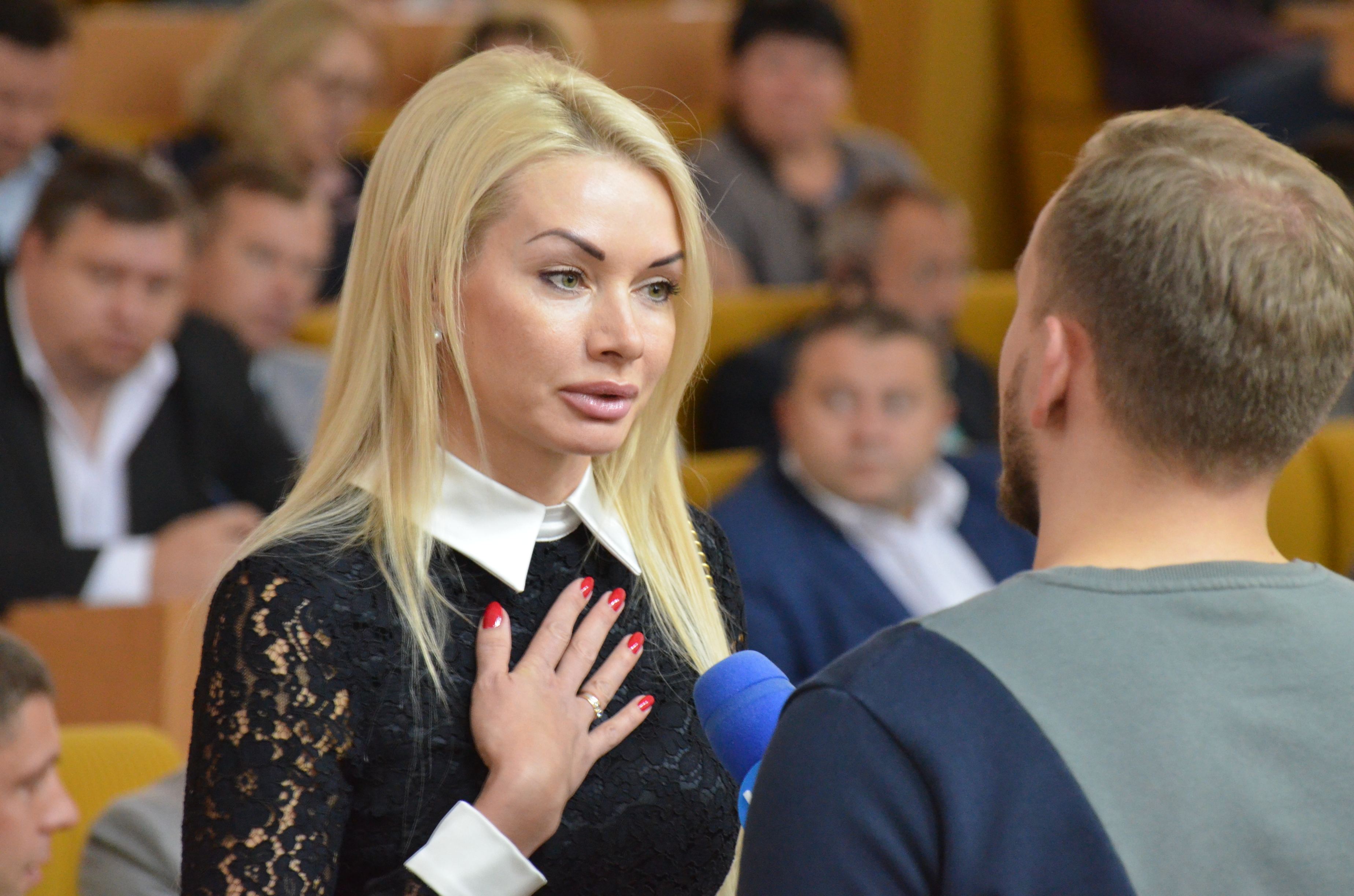 Депутат есть слуга народа. Аллахвердиева Украина депутат.