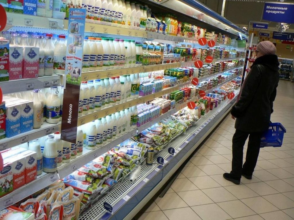 Отметить товар. Витрина молочной продукции. Витрина с молочными продуктами. Прилавок с молочной продукцией. Прилавок с молочными продуктами.