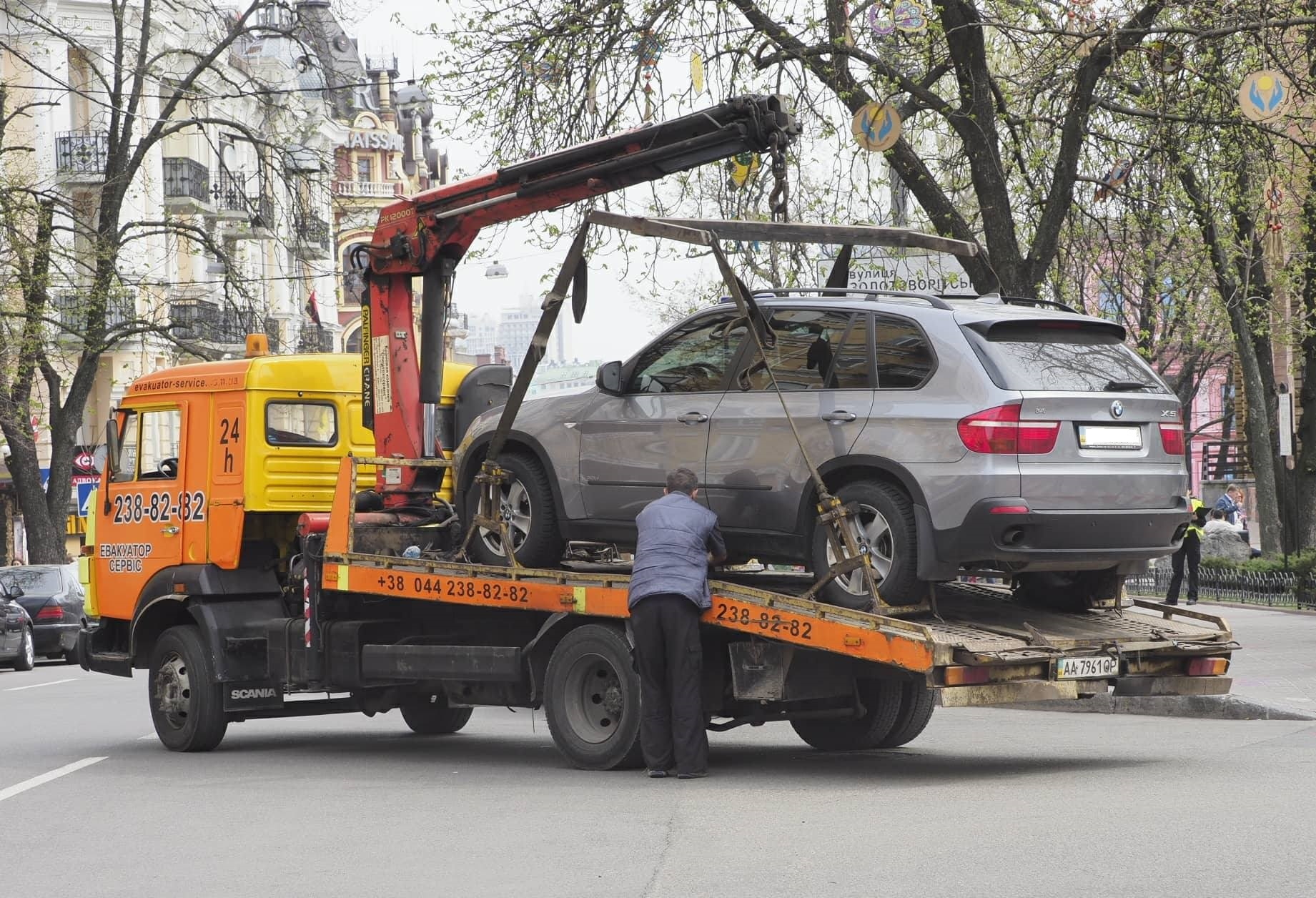 Что делать водителям, авто которых забрали эвакуатором - инструкция