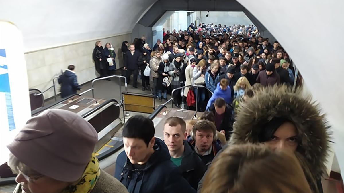 Киев закроют. Люди в метро в Киеве. Люди в Киевском метро. Люди бегут в метро Киев. Украина люди в метро в бомбоубежище.