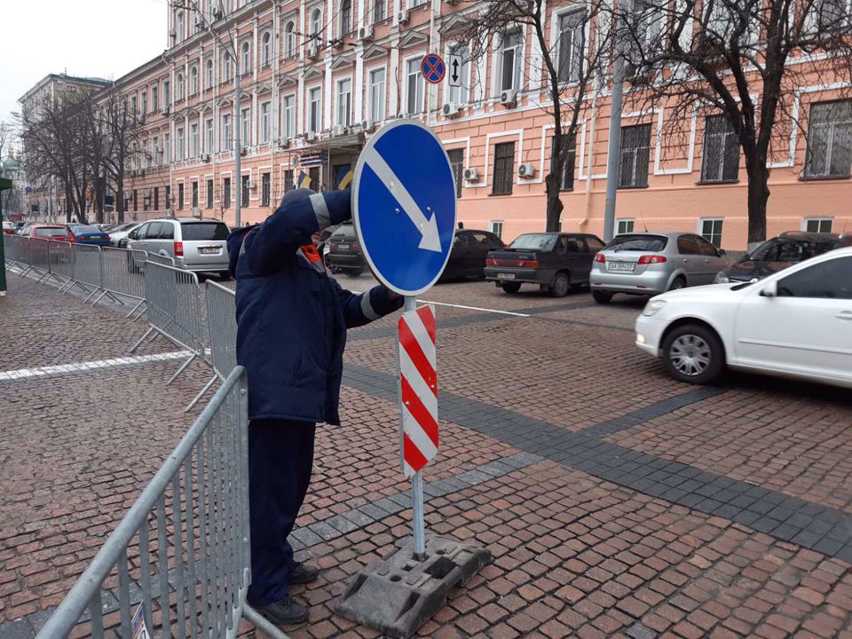 Киев закроют. Дороги в центре Киева. Перекрыты дороги Киев. Запрет транспорта в Киеве.