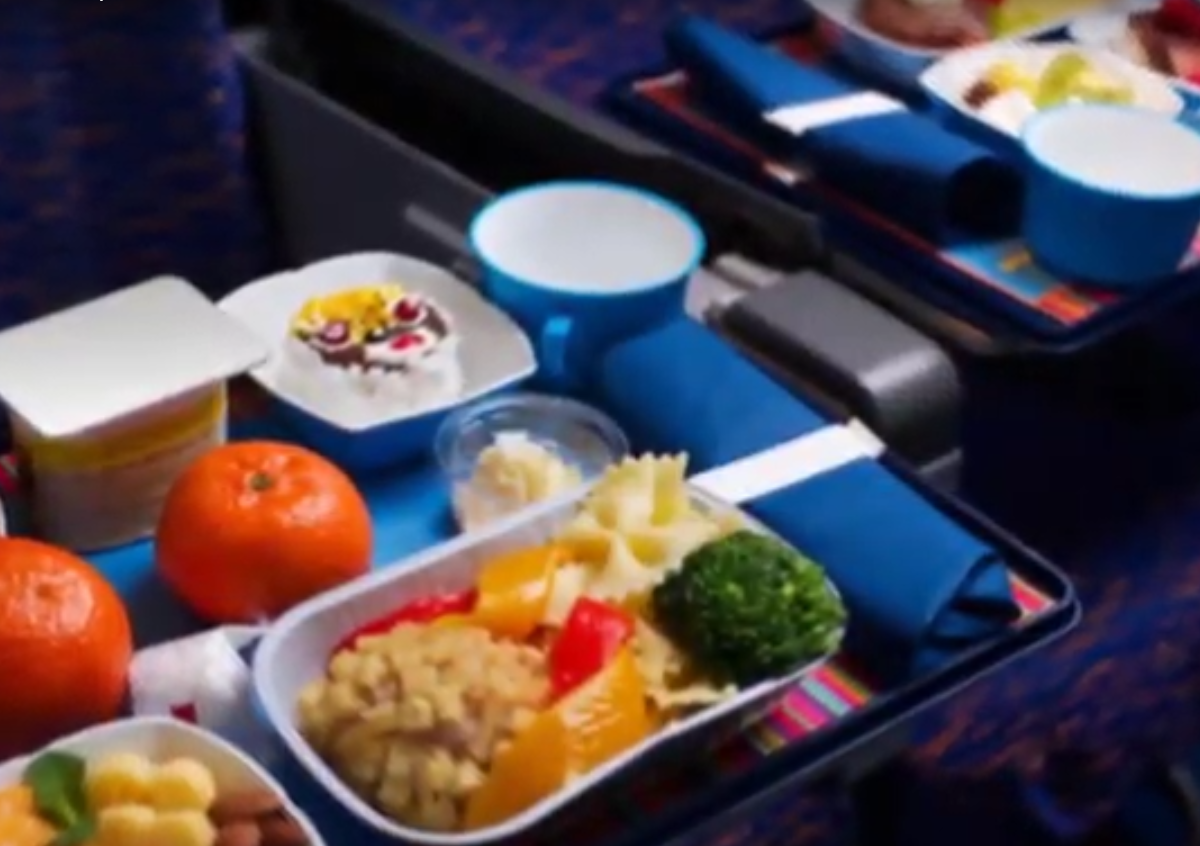 Перекус в путешествие. S7 airlines питание. Бортпитание s7. Обед в самолете s7. Чем кормят в самолете s7.