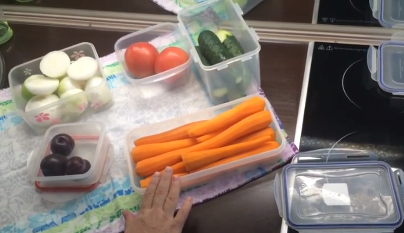 Хранение очищенных овощей. Холодильник для овощей. Хранение моркови в холодильнике. Морковка в холодильнике. Морковь хранить в холодильнике.