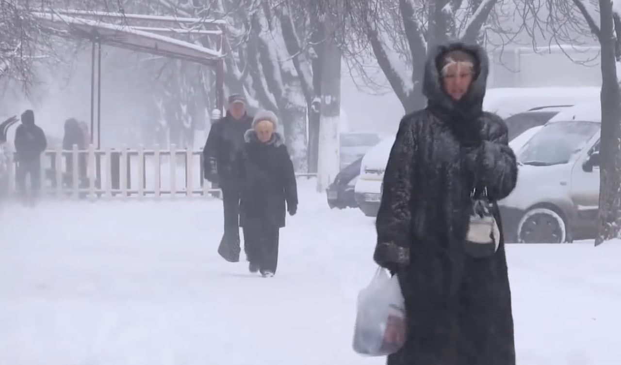 Надолго ли пришли морозы. Россия зима приведения замерзли. Зима, холод, помочь ближнему.