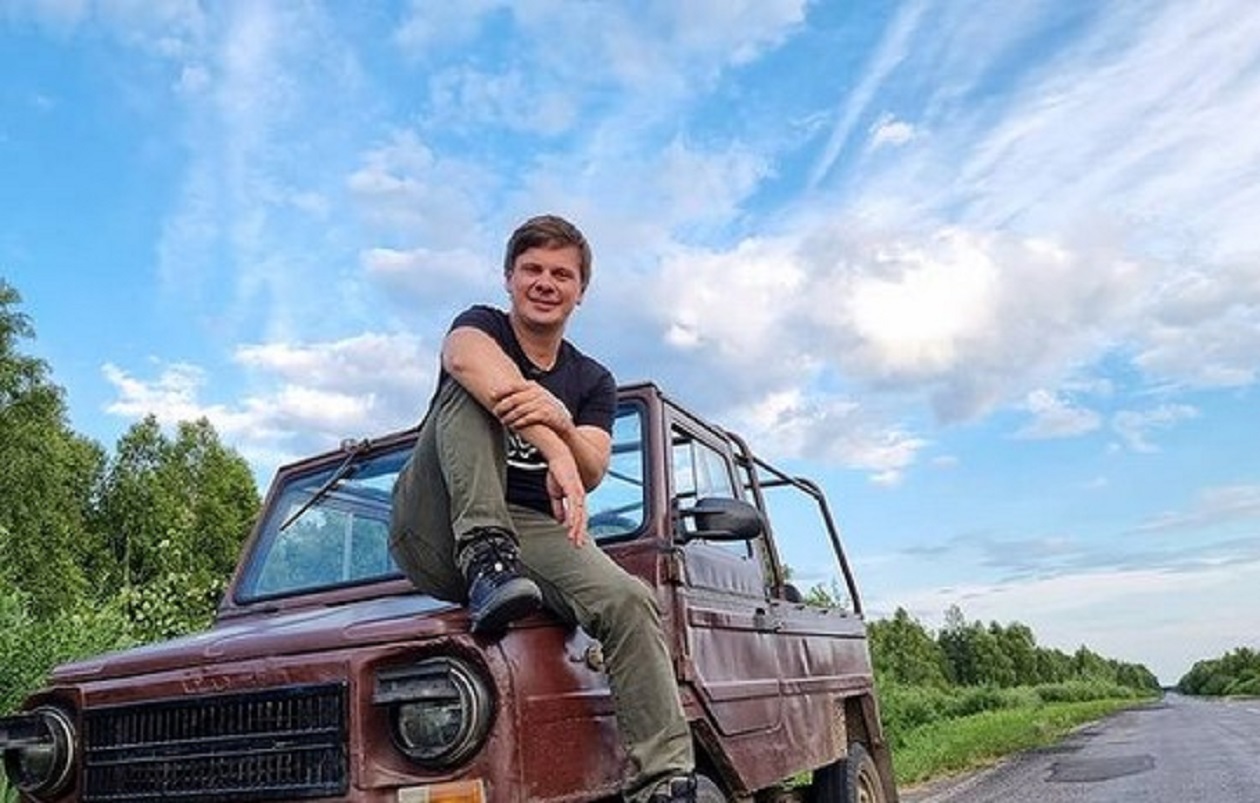 Трэвел-журналист Дмитрий Комаров показал искусанное лицо после съемок - Vimarsana News