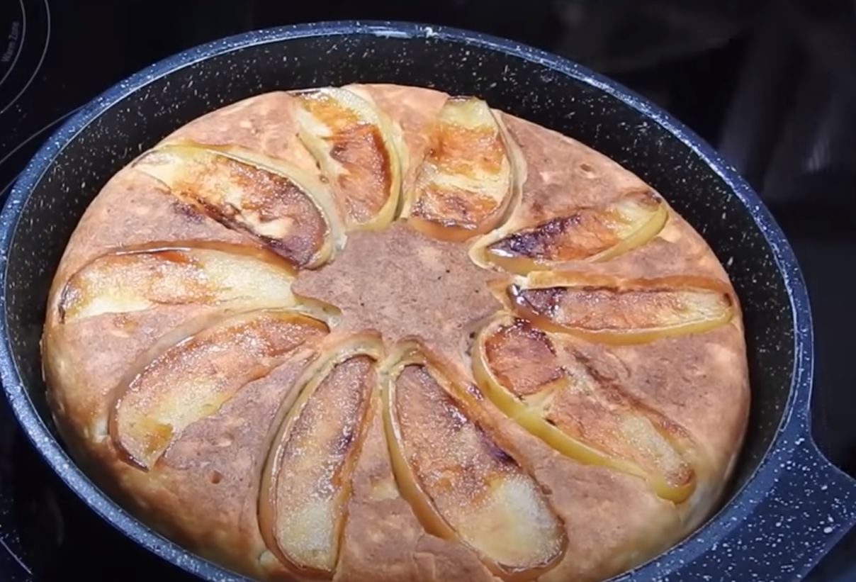 Пирог шарлотка с яблоками на сковороде без духовки
