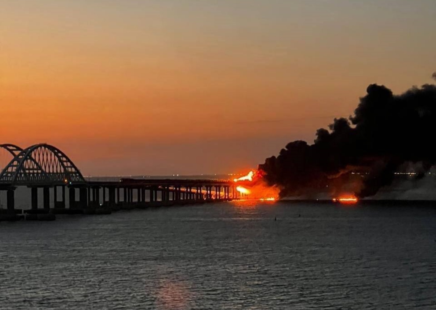 Крымский мост горит