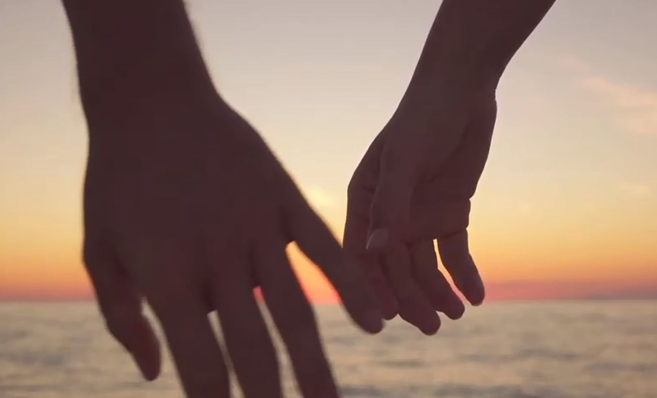 Вместе поручить. Руки влюбленных. Рука в руке. Влюбленные держатся за руки. Фото рука в руке влюбленные.
