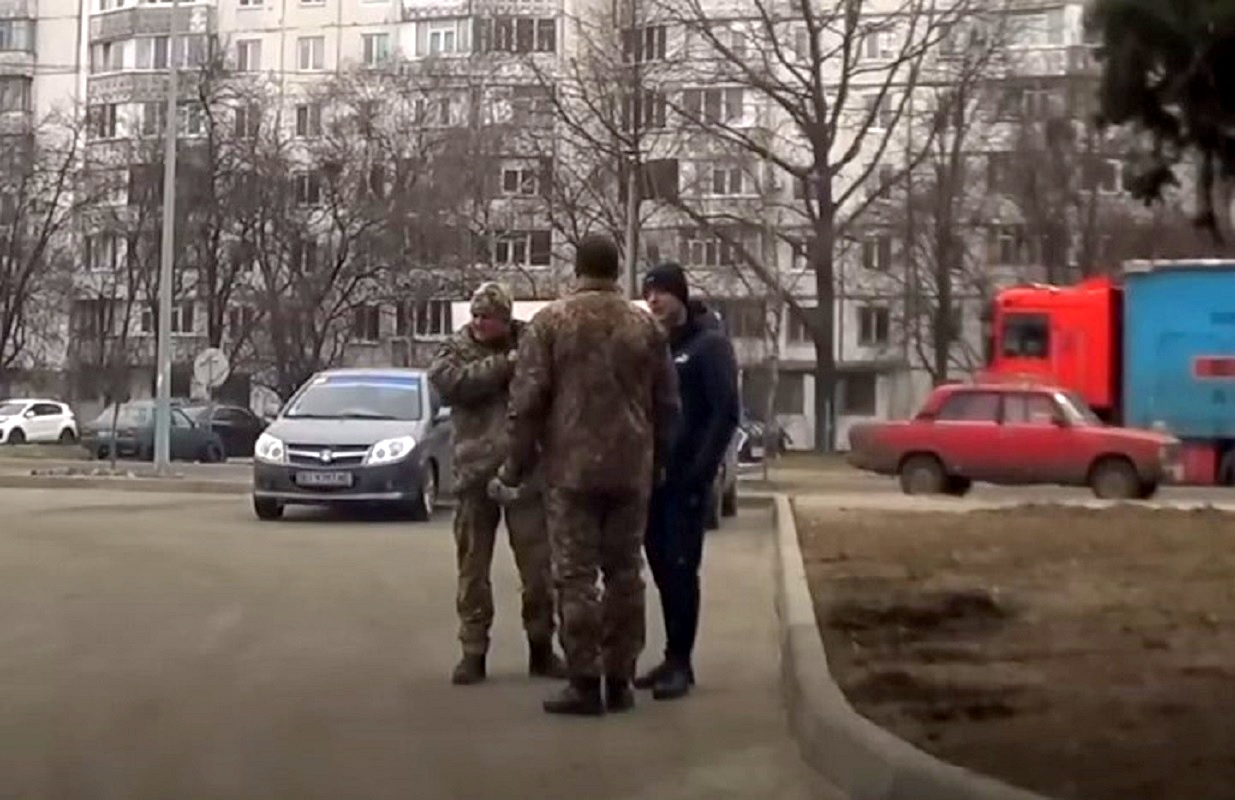Експерти розповіли, у яких випадках можна не показувати документи ...