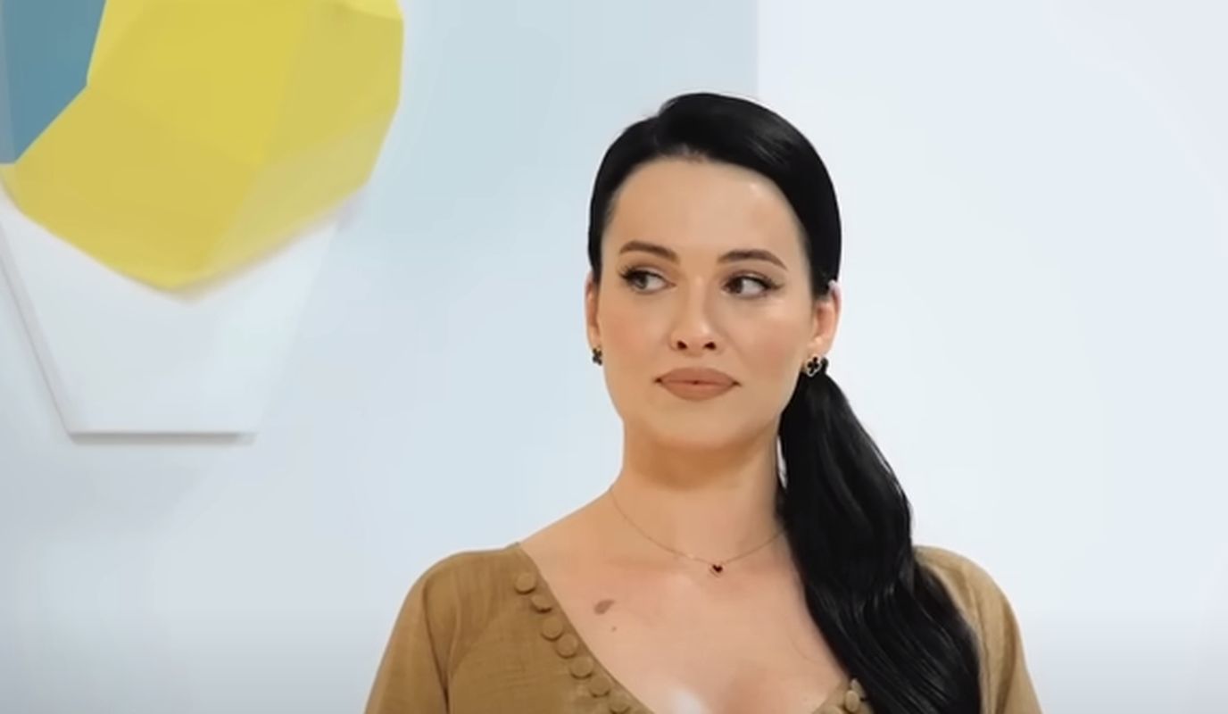 Модель Даша Астаф'єва порадувала фанатів кадрами весняної фотосесії