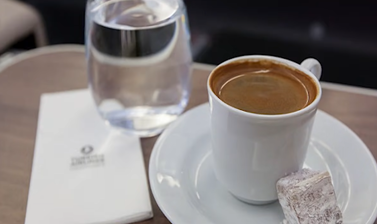 В турции подают кофе с водой. Красивая подача кофе. Подача чая. Подача кофе в кофейне. Кофе и стакан воды.