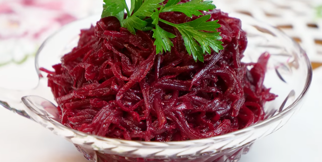 Свекла по фински. Блюда из свеклы. Свекла по корейски. Закуска из свёклы на стол. Салат из свеклы по корейски