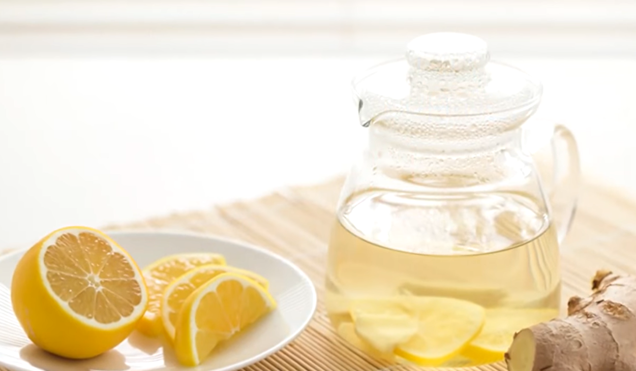 Вода с лимоном и медом польза. Лимонная вода. Вода с лимоном и имбирем. Лимон с имбирем. Имбирный чай.
