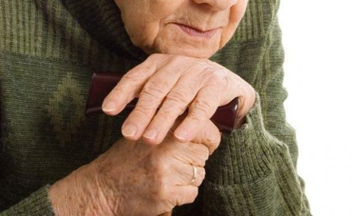Обмани старушку. Одинокие пожилые люди. Одиночество пожилых людей. Одинокие пенсионеры. Пенсионеры фото.