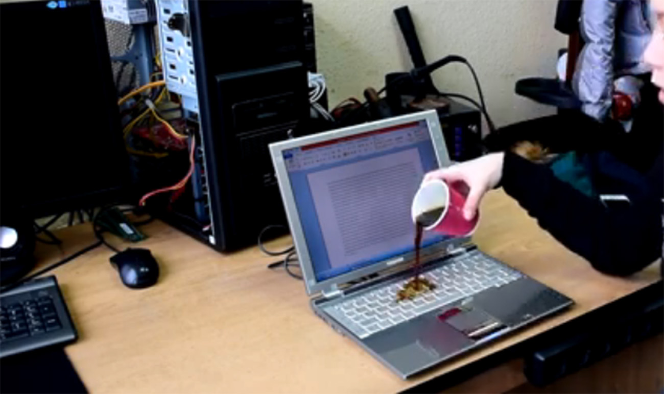 Що робити, коли пролили рідину на ноутбук