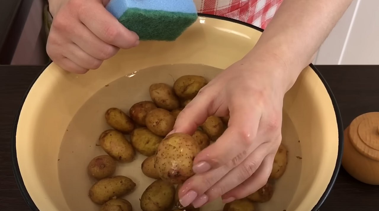 Рецепт летнего салата с молодой картошкой, помидорами и зеленым горошком